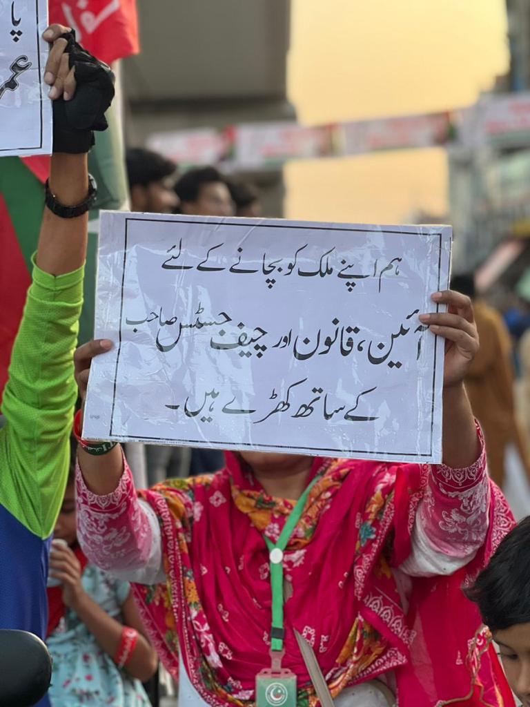 Aisha09877's tweet photo. Umar Atta Bandial Sahab, all these people have come out in your support, led by Imran Khan!!!👑❤️💯
#GeneralElectionNow
#WeStandWithChiefJustice
#عمران_خان_ہماری_ریڈ_لائن
#مافیا_نہیں_پاکستان_بچاو
#پاکستان_کی_ضرورت_عمران https://t.co/Xbj2OUmQWe