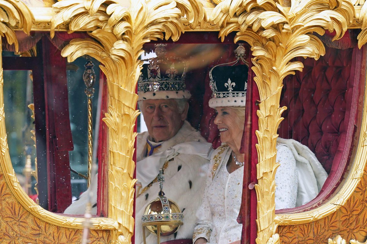 Jualicra's tweet photo. La coronación de la desigualdad, del dispendio desmedido. La coronación del colonialismo, del racismo, del clasismo, de la estratificación social. La confirmación de la monarquía. La antidemocracia. Una oda a los lujos y a la riqueza barroca de los gobernantes. ¡En pleno 2023! 🤯 https://t.co/Zbx2sStnmA