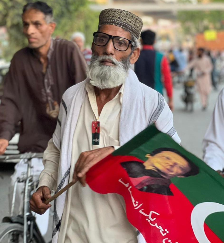 Aisha09877's tweet photo. Umar Atta Bandial Sahab, all these people have come out in your support, led by Imran Khan!!!👑❤️💯
#GeneralElectionNow
#WeStandWithChiefJustice
#عمران_خان_ہماری_ریڈ_لائن
#مافیا_نہیں_پاکستان_بچاو
#پاکستان_کی_ضرورت_عمران https://t.co/CyPiwMmfPO