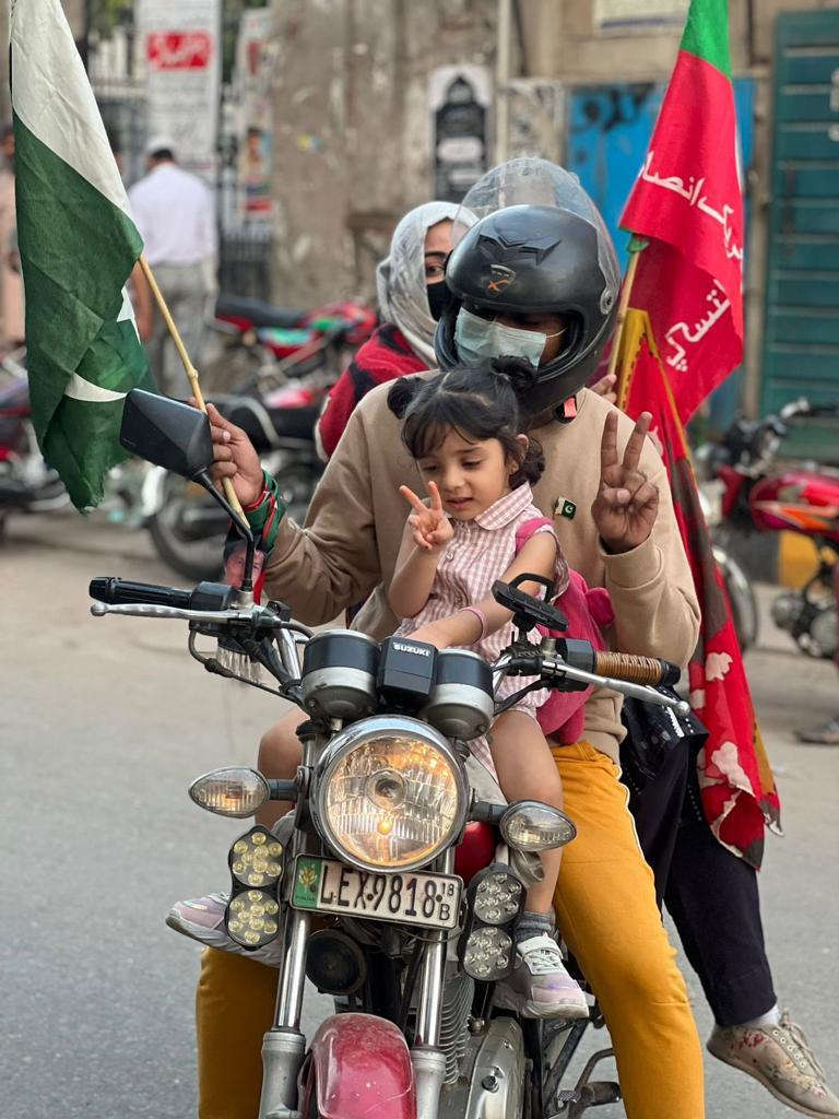 Aisha09877's tweet photo. Umar Atta Bandial Sahab, all these people have come out in your support, led by Imran Khan!!!👑❤️💯
#GeneralElectionNow
#WeStandWithChiefJustice
#عمران_خان_ہماری_ریڈ_لائن
#مافیا_نہیں_پاکستان_بچاو
#پاکستان_کی_ضرورت_عمران https://t.co/CyPiwMmfPO