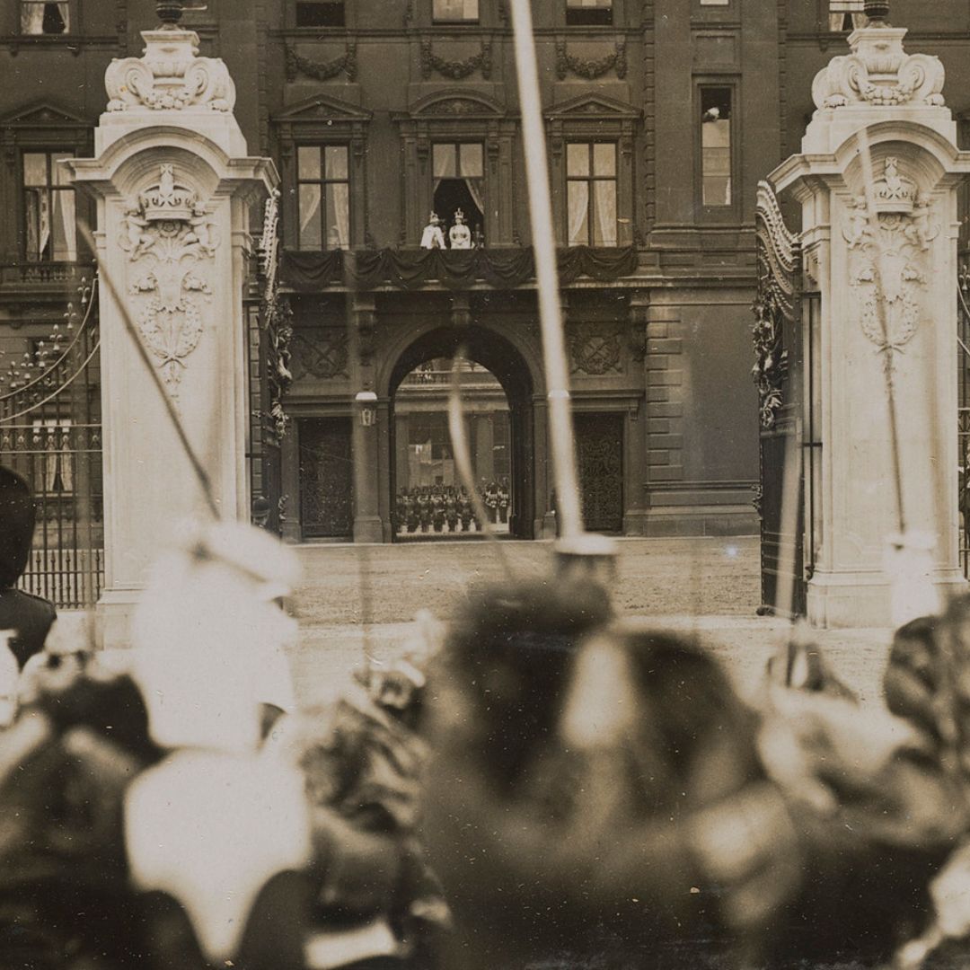 RCT's tweet photo. At least four previous generations of British monarchs have greeted the public from the balcony of #BuckinghamPalace following their #Coronation at Westminster Abbey. Here we can see Queen Elizabeth II in 1953, King George VI in 1937 and King George V in 1911. https://t.co/FIELb3LucL