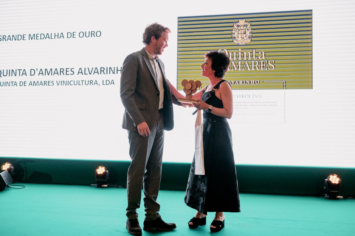 agricultura_pt's tweet photo. A Ministra @MariaCeuAntunes participou, ontem, na cerimónia de "Os Melhores Verdes 2023", organizada pela Comissão de Viticultura da Região dos Vinhos Verdes, onde entregou a Grande Medalha de Ouro a Diogo Schartt, com o vinho Quinta D'Amares Alvarinho 2022.
#ivv 🍷 #cvrvv 🥂 https://t.co/3Y3N331Lj4