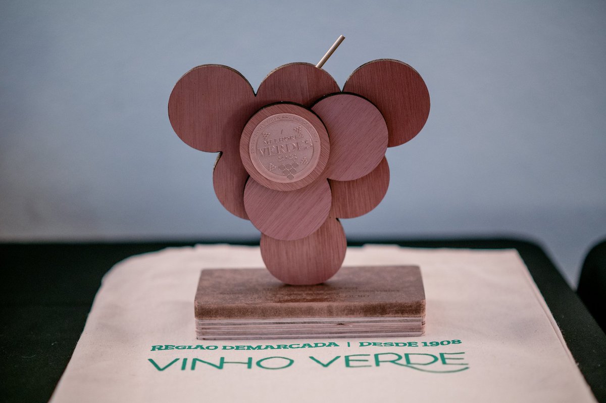 agricultura_pt's tweet photo. A Ministra @MariaCeuAntunes participou, ontem, na cerimónia de "Os Melhores Verdes 2023", organizada pela Comissão de Viticultura da Região dos Vinhos Verdes, onde entregou a Grande Medalha de Ouro a Diogo Schartt, com o vinho Quinta D'Amares Alvarinho 2022.
#ivv 🍷 #cvrvv 🥂 https://t.co/3Y3N331Lj4