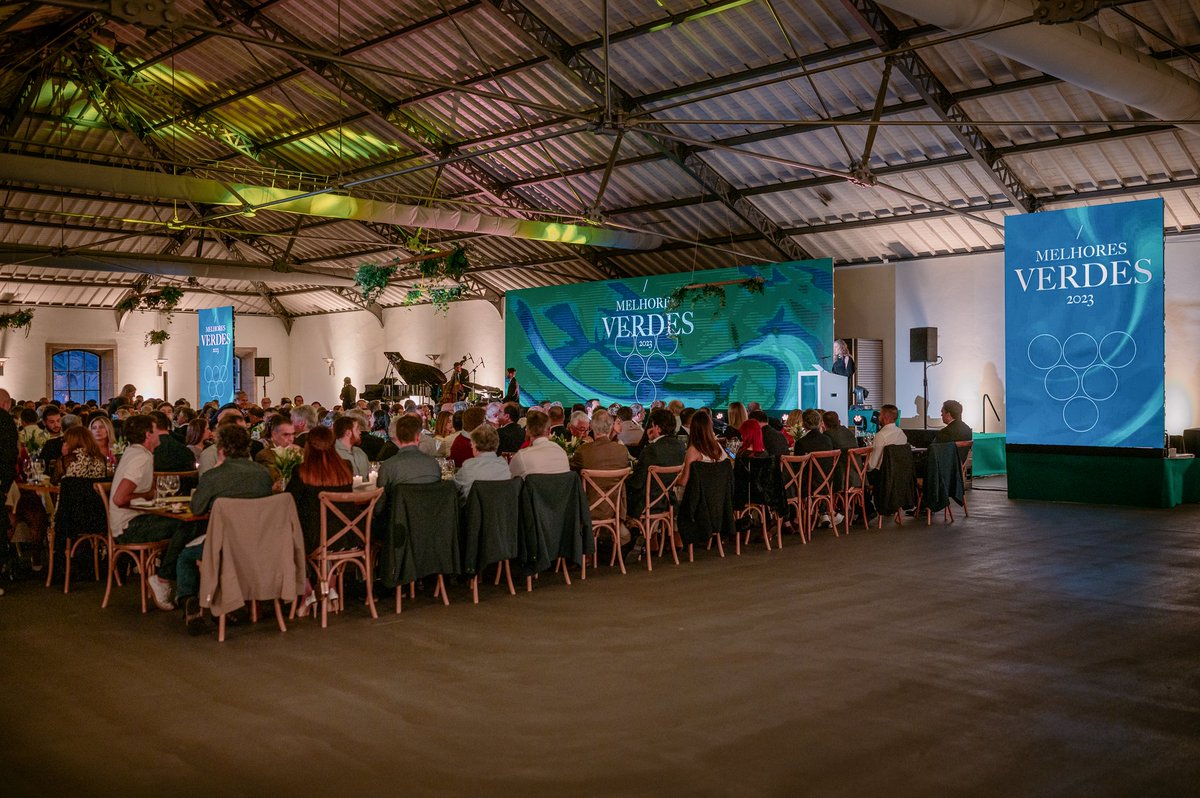 agricultura_pt's tweet photo. A Ministra @MariaCeuAntunes participou, ontem, na cerimónia de "Os Melhores Verdes 2023", organizada pela Comissão de Viticultura da Região dos Vinhos Verdes, onde entregou a Grande Medalha de Ouro a Diogo Schartt, com o vinho Quinta D'Amares Alvarinho 2022.
#ivv 🍷 #cvrvv 🥂 https://t.co/3Y3N331Lj4