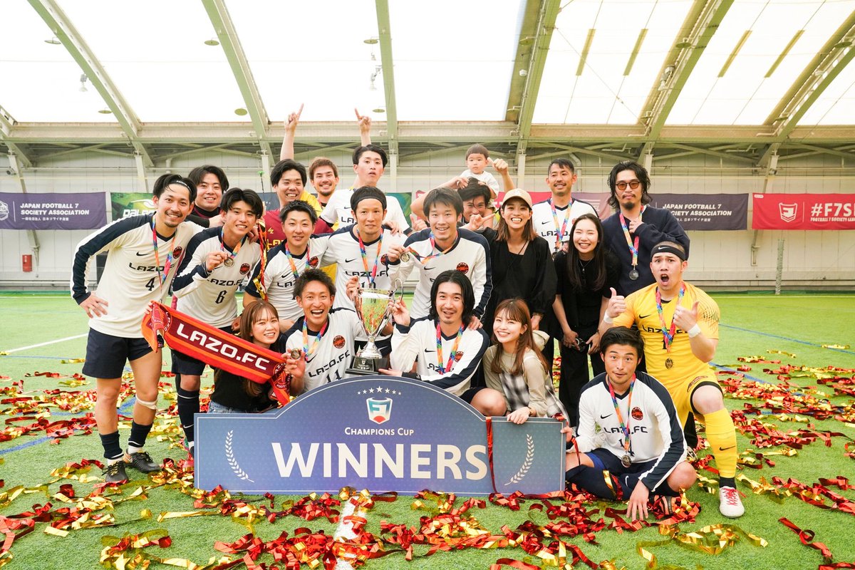 Eisuke020210's tweet photo. 日本一🏆

初の全国大会。初の日本一。
頂からの景色は最高でした。
LAZOは最高のチームです。
今年から加入させてもらって、こんな経験が出来て最高以外に言葉が見つかりません。一生の財産です。感謝します。
応援してくださった方々ありがとうございました！
#ソサイチ全国大会
#lazofc 
#6 https://t.co/T0Ss0iIBqB