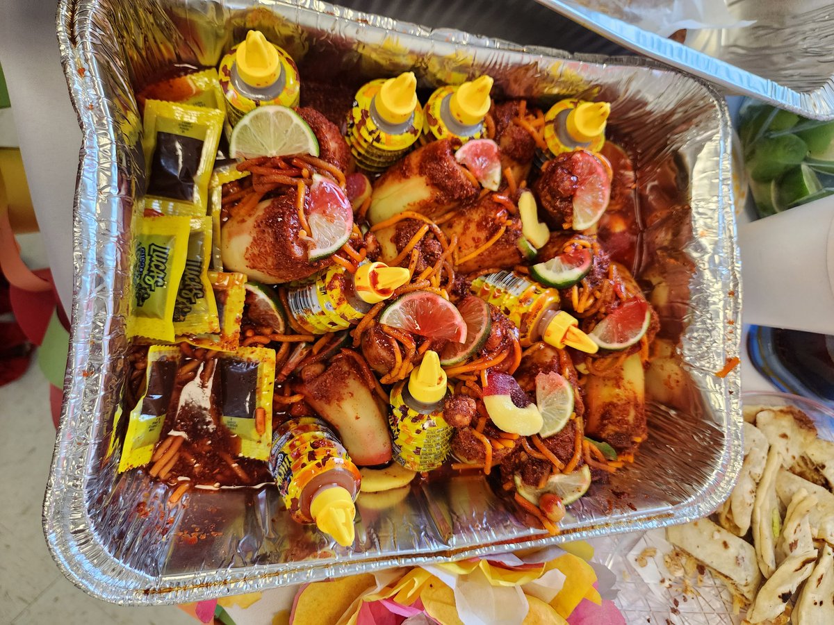 DeanFearsBrooks's tweet photo. More pics from our Cinco de Mayo/International Day Celebration. The students had a ball. The parents supported our event completely. The food was DELICIOUS &amp; plentiful! @HISDMultiPrgms @HISD_ELA @FondrenMS_HISD @EstherSalazar08 @cynthia_pruneda @Samiya_Sartaz @Garibaldi3HISD https://t.co/v6knWS87L0