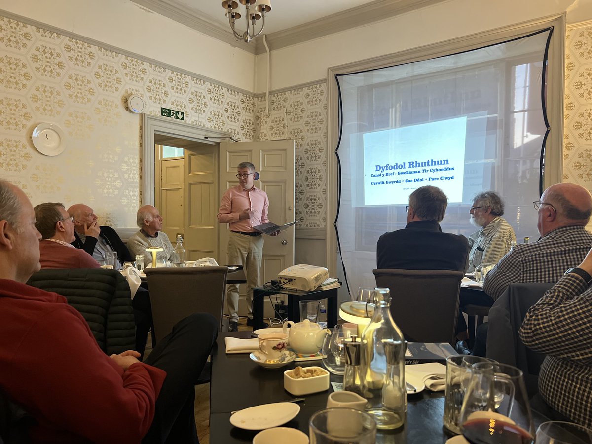 Yn y cwrdd mis Ebrill yn yr ⁦<a href="/manorhaus/">manorhaus</a>⁩ cafwyd sgwrs ddifyr gan @gavinvharris. Y testyn oedd arian ‘levelling up’ sydd i’w gwario yn Rhuthun. Darlith a drodd yn drafodaeth wrth i’r aelodau mynegi eu barn!🚙🚶🏍️