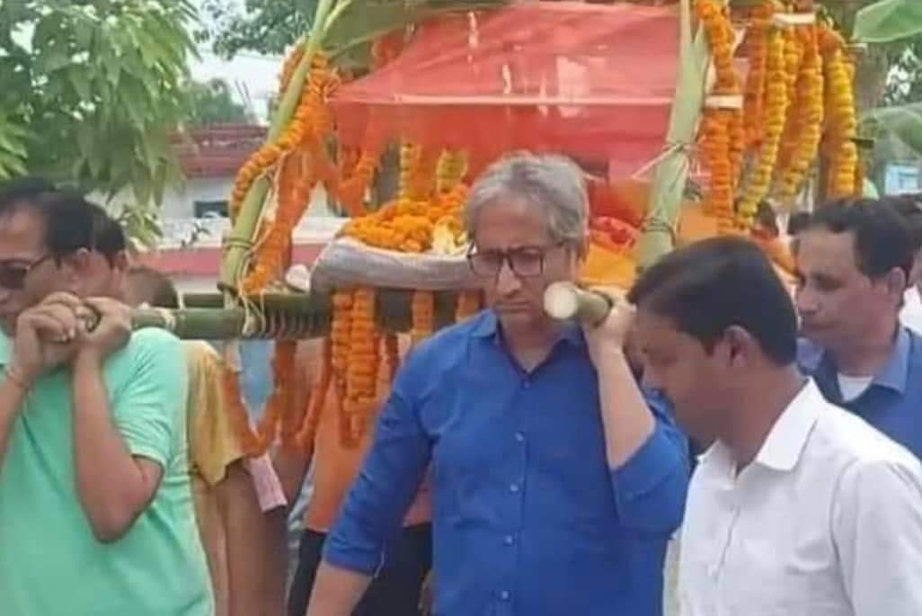 PintuYadavDDC's tweet photo. माँ के जानें का दर्द।
#RaveeshKumar @ravishndtv 
विनम्र श्रद्धांजलि!! https://t.co/tm4TitLFXW