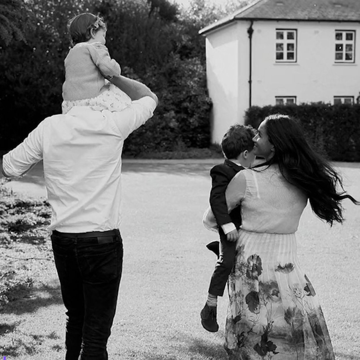 anna_itsonlyme's tweet photo. #PrinceHarry is already on a flight back home having chosen not to attend the family lunch +photo session.
He [obviously] refused to be included without Meghan, Prince Archie and Princess Lilibet.
The royals will get what they want : 100% white historical #coronation portraits. https://t.co/1pswqIYyYT