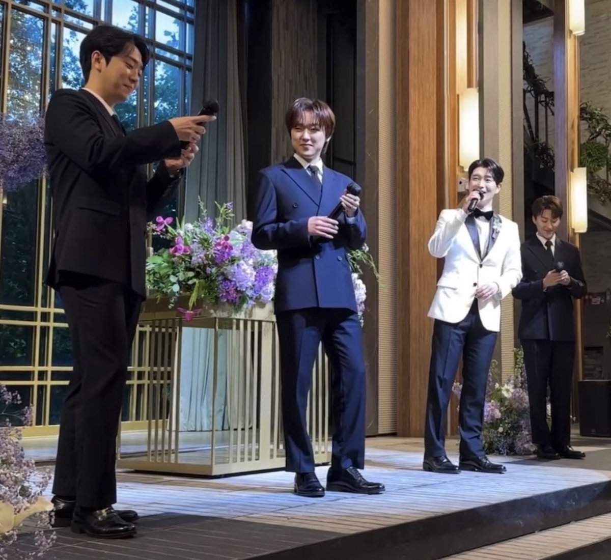 telescopeand's tweet image. 🧸 (앗 내 마이크
🍑 (와 안 나오나
👑 (노래하면서 살피기
🐱 (••내 마이크는 괜찮나

이러면서 보는데 현실 크기 반영된 이 모습 낯설지 않아(우리삼센치캣(쓰담