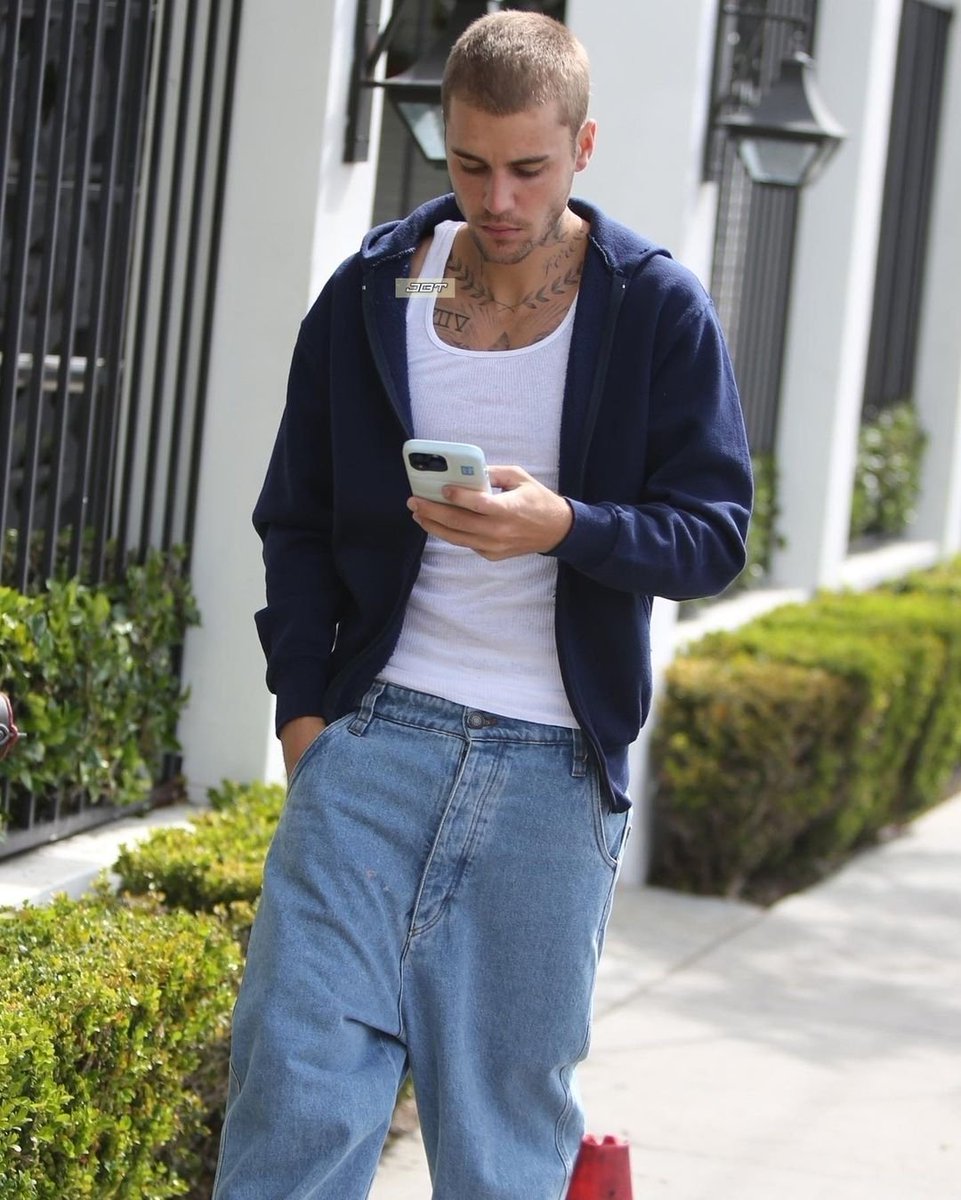 BieberAnyonee's tweet photo. Justin Bieber seen out in Los Angeles, California (May 3) https://t.co/rMzUk5uQki