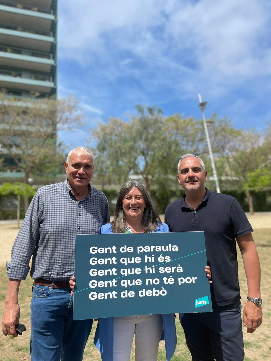 juntspersallent's tweet photo. Acte municipalista de @JuntsXCat amb l’equip de @juntspersallent  📸✨

De la ciutat més gran,
fins al poble més petit.
Hi som de debò!

#Junts #Sallent #Anemperfeina #gentdedebò
#MunicipalsJunts https://t.co/32JAXcJEip