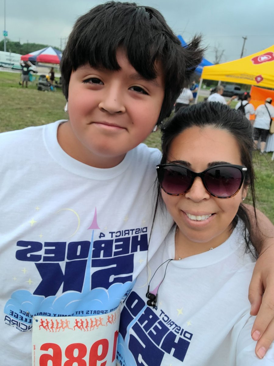 RosemaryS1005's tweet photo. Family 5K✔️💜
#HeroesRun #District4 https://t.co/pnjSxFZvn1
