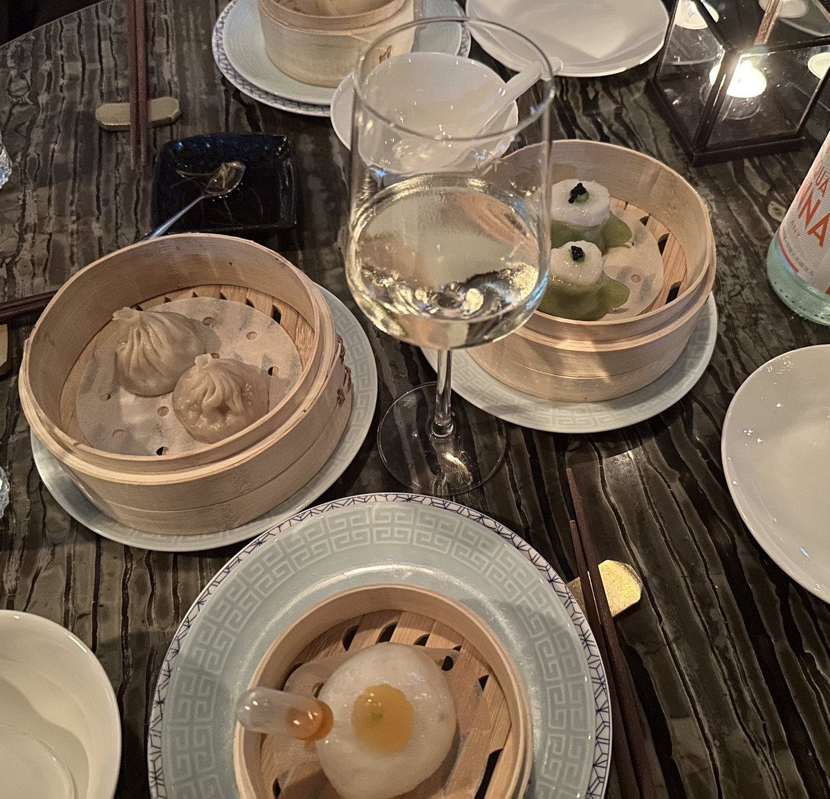 StMajestyk's tweet photo. Absolutely enjoyed Mott 32’s delish evening dim sum fare with Craggy Range Sauvignon Blanc from New Zealand.
Top dishes: traditional Iberico pork soup dumplings and the shredded Peking Duck spring rolls.
Love the mango-pomelo-sago tofu dessert.
#HongKong #SaturdayDelight https://t.co/HPhY46UuR9