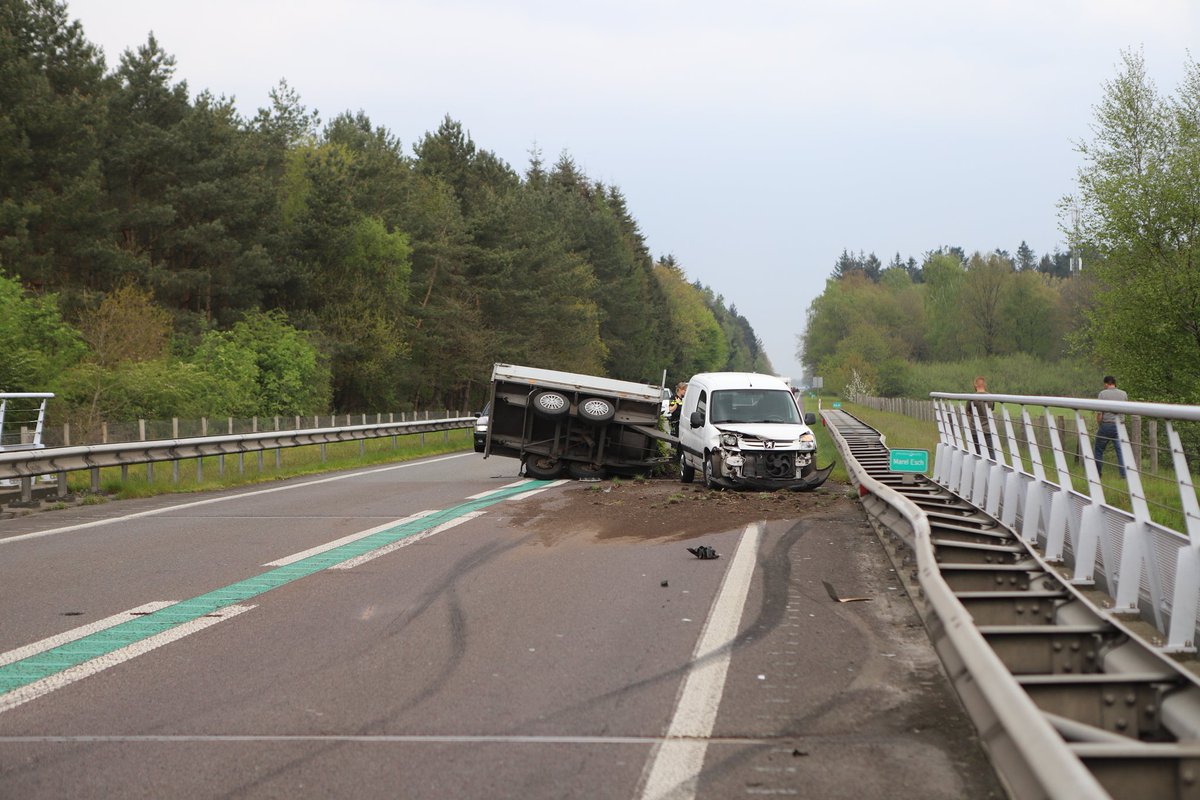 Ongeval op de #N34 tussen #Borger en #Gasselte.
Geen persoonlijk letsel. De weg wordt zometeen voor de berging volledig afgesloten.
<a href="/ANWBverkeer/">ANWB Verkeersinformatie</a> #ongeval