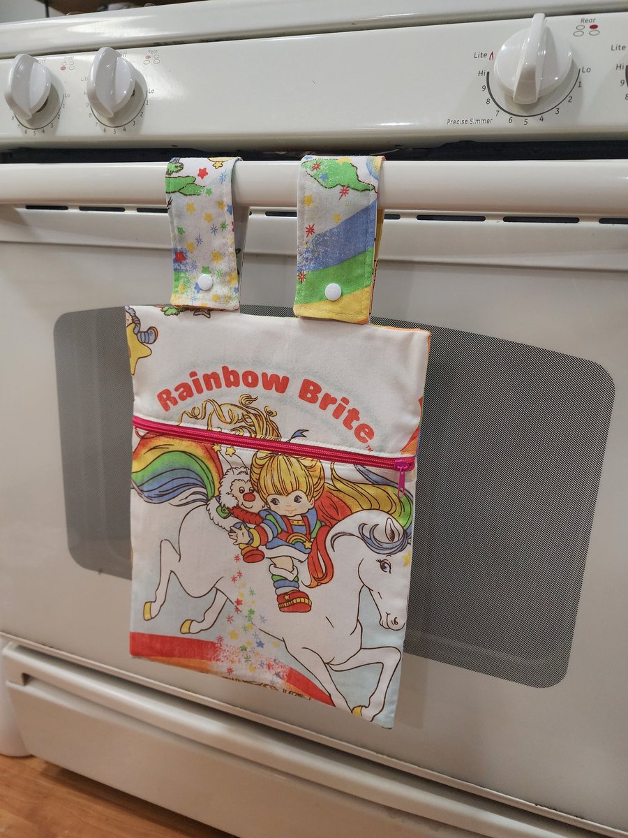Remiusables's tweet photo. Made this for my bestie 😍 it's a wet bag. Can hang from your TP roll holder, oven handle or towel rack.

If you're interested in 1 shoot me a message! 
#reusable #zerowaste #rainbowbrite #rainbowbritecollection #Remiusables https://t.co/Q1t3rgwRUP