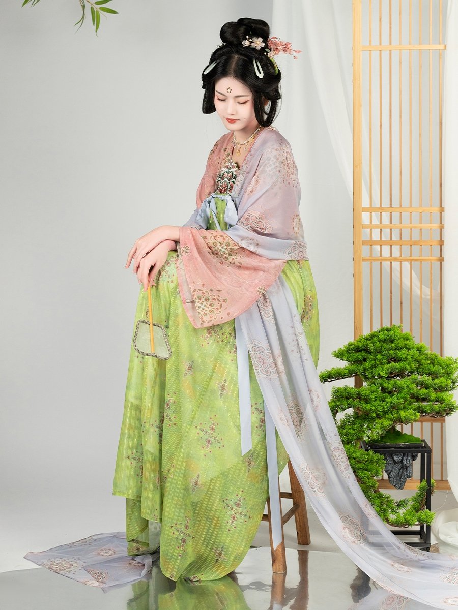 Beautiful_Hanfu's tweet photo. 唐制汉服 
Hanfu of Tang Dynasty style 

#ChineseCostume #中国风 #中華風
 #Chinese_style #hanfu_challenge
#汉服 #漢服 #한푸 #hanfu https://t.co/YxXPyf5lIa