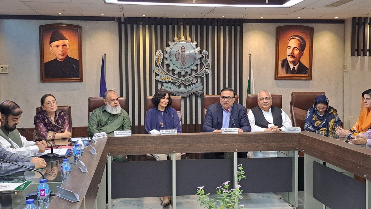 محسن پاکستان ڈاکٹر عبدالقدیر خان کی بیٹی ڈاکٹر دینا خان نے فیصل آباد چیمبر آف کامرس اینڈ انڈسٹری کا دورہ کیا صدر ایف سی سی آئی ڈاکٹر خرم طارق اور دیگر عہدیداروں سے ملاقات۔