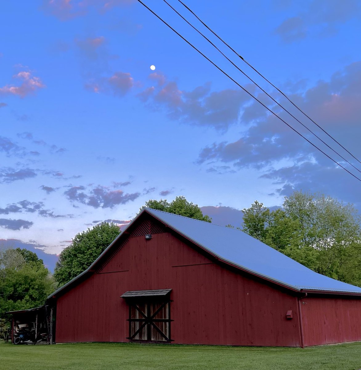 Happy Saturday y’all. Loved this barn on the way to Bays Mountain last week. #baysmountain #barns #saturdayvibes