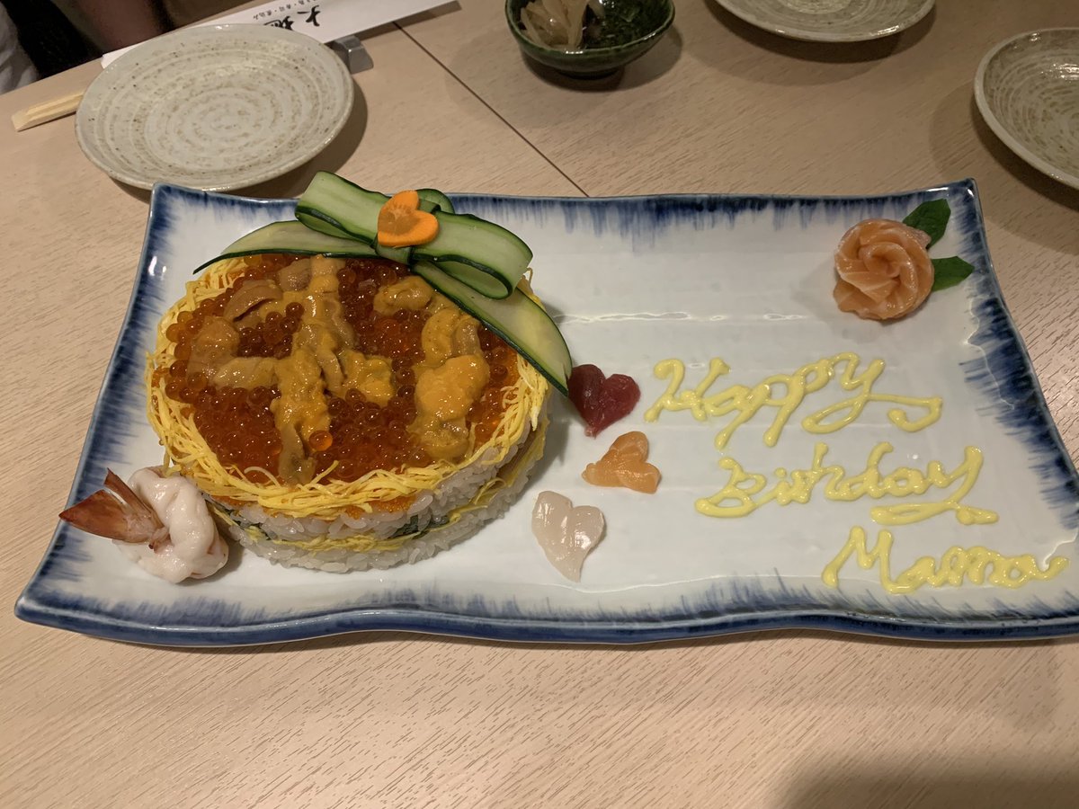 Kyanako429's tweet photo. 子どもたちがお誕生日のお祝いをしてくれた♡
美味しいお寿司をご馳走もしてくれて、とっても幸せ♡
兄弟仲良く喋ってるのを見るのも幸せ♡
(内容がほとんど私の失敗談だけど)
みんなが笑える様な失敗をこれからもやらかすぞ〜www https://t.co/5GxsB8fCe7