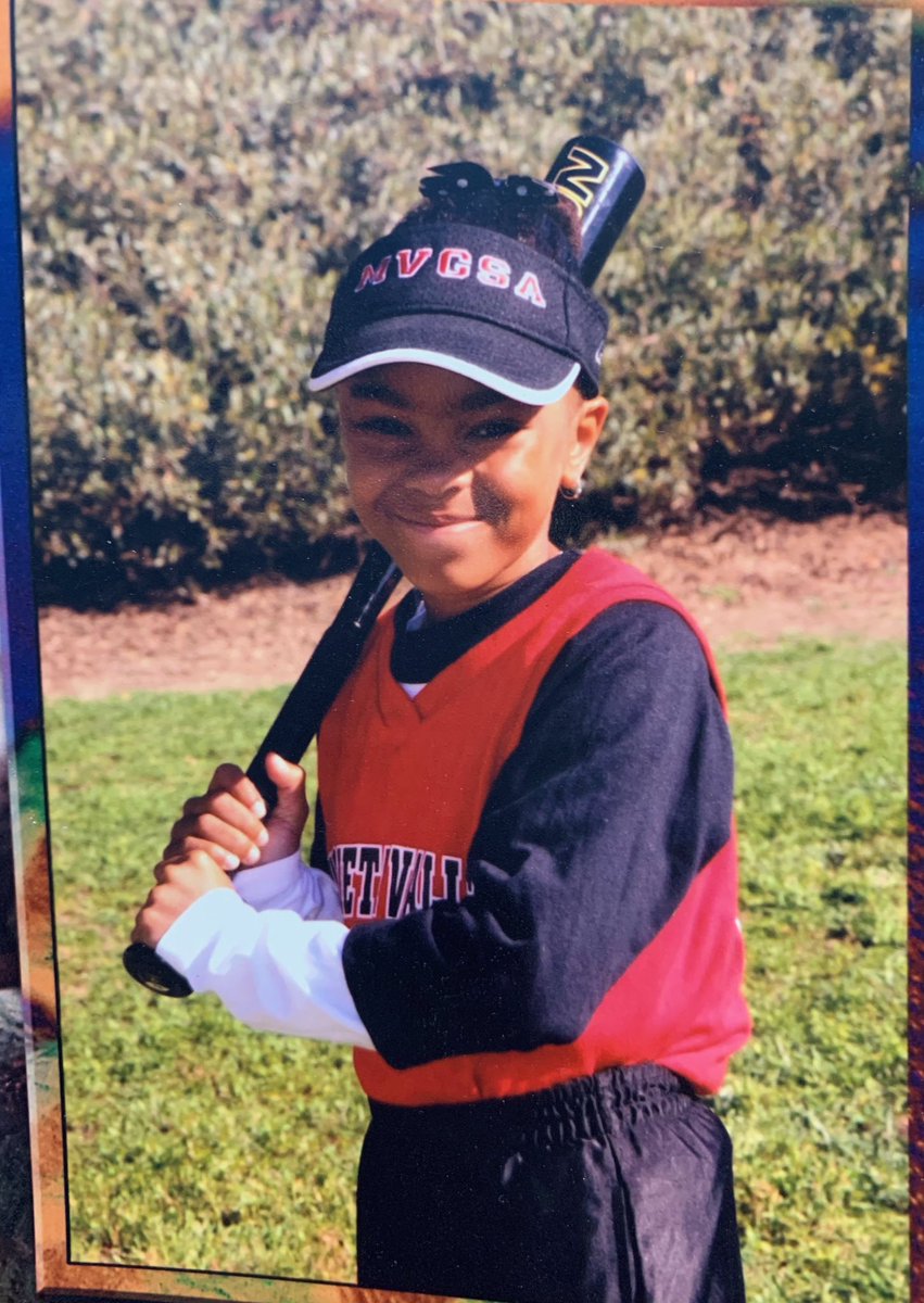 FresnoStateSB's tweet photo. 𝑯𝑨𝑷𝑷𝒀 𝑺𝑬𝑵𝑰𝑶𝑹 𝑫𝑨𝒀 @alesiadenbyy🤍

#GoDogs | #ForTheV https://t.co/BjFdEMH5Iu