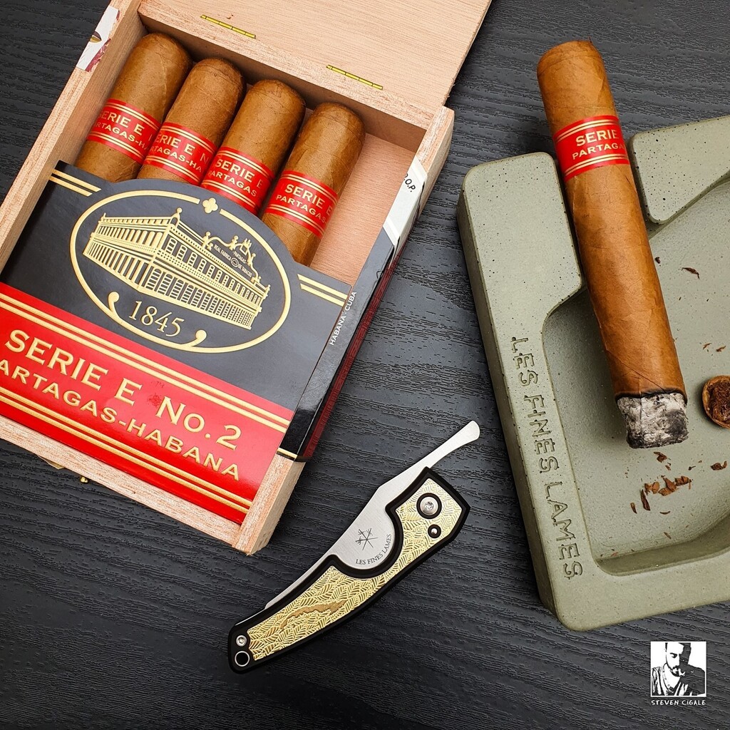 Steven Cigale (@iamstevencigale) on Twitter photo Perfection is in the details. 🤌
Thanks for these gems of cigars @la_casa_del_habano_nyon ! Love the Partagas E2 💨😍
✲
✲
⚔️ LE PETIT - Gold Leaves II
💨 Partagas Serie E No.2 <a href="/habanos_oficial/">Habanos SA Oficial</a> - instagr.am/p/Cr51kkFsKEP/ Perfection is in the details. 🤌
Thanks for these gems of cigars @la_casa_del_habano_nyon ! Love the Partagas E2 💨😍
✲
✲
⚔️ LE PETIT - Gold Leaves II
💨 Partagas Serie E No.2 <a href="/habanos_oficial/">Habanos SA Oficial</a> - instagr.am/p/Cr51kkFsKEP/