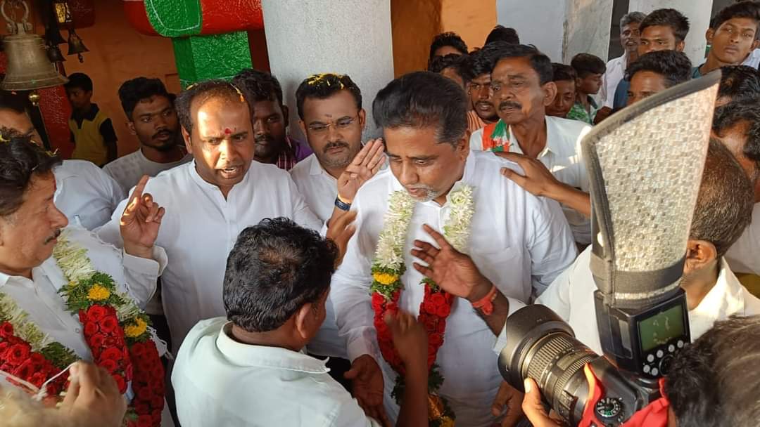 hnfimamniyazi's tweet image. ಹೊಸಪೇಟೆಯ ಕಮಲಾಪುರ ಪುರಸಭೆಯ ವಿವಿಧ ವಾರ್ಡಗಳಲ್ಲಿ  90- ವಿಜಯನಗರ ವಿಧಾನಸಭಾ ಕ್ಷೇತ್ರದ ಕಾಂಗ್ರೆಸ್ ಪಕ್ಷದ ಅಭ್ಯರ್ಥಿಯಾದ #hrgaviyappa  ಅವರ ಪರ ಪ್ರಚಾರದಲ್ಲಿ  ವಿಜಯನಗರ ಜಿಲ್ಲಾ ಕಾಂಗ್ರೆಸ್ ಪ್ರಚಾರ ಸಮಿತಿಯ ಅಧ್ಯಕ್ಷರಾದ @hnfimamniyazi  ಅವರು 
ಪ್ರಚಾರದಲ್ಲಿ ಭಾಗವಹಿಸಿ #ಕಾಂಗ್ರೆಸ್_ಗ್ಯಾರಂಟಿ  ಬಗ್ಗೆ ಹೇಳಿದರು 
@INCKarnataka