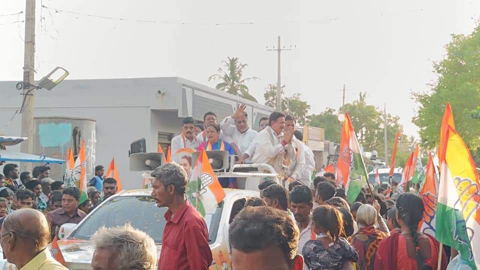 hnfimamniyazi's tweet image. ಹೊಸಪೇಟೆಯ ಕಮಲಾಪುರ ಪುರಸಭೆಯ ವಿವಿಧ ವಾರ್ಡಗಳಲ್ಲಿ  90- ವಿಜಯನಗರ ವಿಧಾನಸಭಾ ಕ್ಷೇತ್ರದ ಕಾಂಗ್ರೆಸ್ ಪಕ್ಷದ ಅಭ್ಯರ್ಥಿಯಾದ #hrgaviyappa  ಅವರ ಪರ ಪ್ರಚಾರದಲ್ಲಿ  ವಿಜಯನಗರ ಜಿಲ್ಲಾ ಕಾಂಗ್ರೆಸ್ ಪ್ರಚಾರ ಸಮಿತಿಯ ಅಧ್ಯಕ್ಷರಾದ @hnfimamniyazi  ಅವರು 
ಪ್ರಚಾರದಲ್ಲಿ ಭಾಗವಹಿಸಿ #ಕಾಂಗ್ರೆಸ್_ಗ್ಯಾರಂಟಿ  ಬಗ್ಗೆ ಹೇಳಿದರು 
@INCKarnataka
