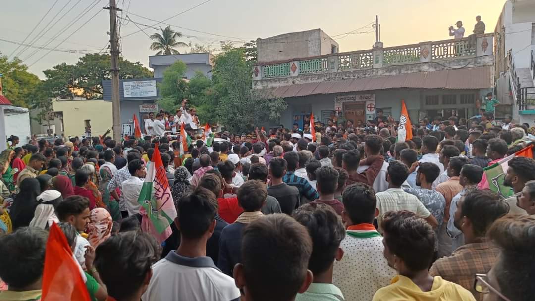 hnfimamniyazi's tweet image. ಹೊಸಪೇಟೆಯ ಕಮಲಾಪುರ ಪುರಸಭೆಯ ವಿವಿಧ ವಾರ್ಡಗಳಲ್ಲಿ  90- ವಿಜಯನಗರ ವಿಧಾನಸಭಾ ಕ್ಷೇತ್ರದ ಕಾಂಗ್ರೆಸ್ ಪಕ್ಷದ ಅಭ್ಯರ್ಥಿಯಾದ #hrgaviyappa  ಅವರ ಪರ ಪ್ರಚಾರದಲ್ಲಿ  ವಿಜಯನಗರ ಜಿಲ್ಲಾ ಕಾಂಗ್ರೆಸ್ ಪ್ರಚಾರ ಸಮಿತಿಯ ಅಧ್ಯಕ್ಷರಾದ @hnfimamniyazi  ಅವರು 
ಪ್ರಚಾರದಲ್ಲಿ ಭಾಗವಹಿಸಿ #ಕಾಂಗ್ರೆಸ್_ಗ್ಯಾರಂಟಿ  ಬಗ್ಗೆ ಹೇಳಿದರು 
@INCKarnataka