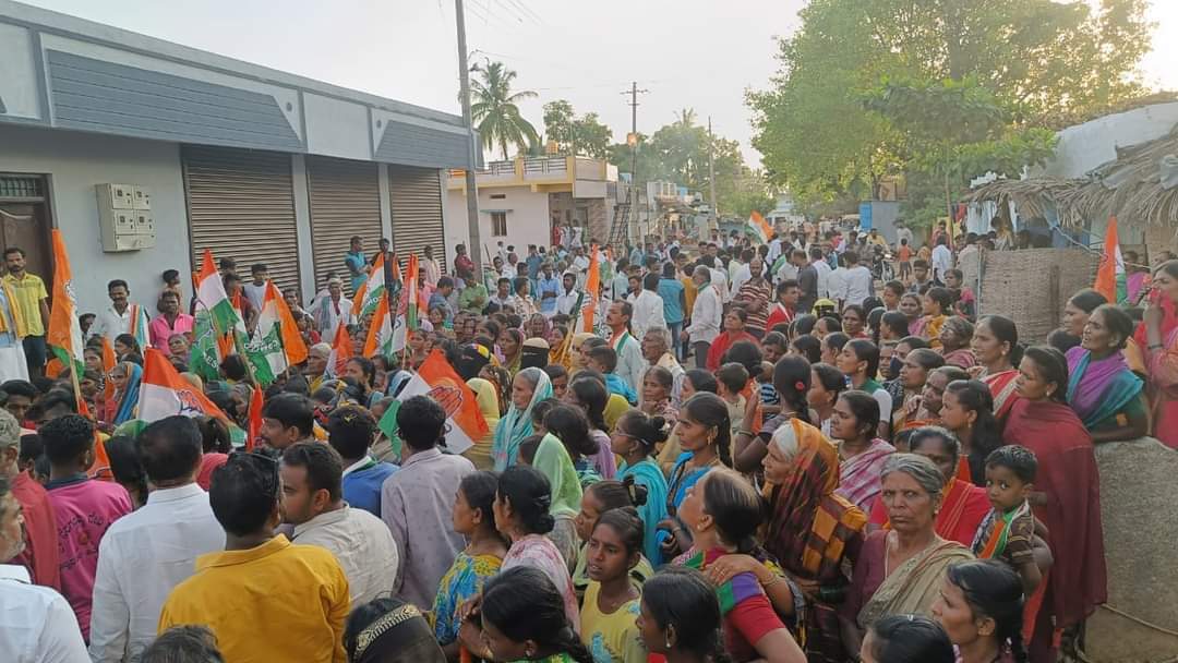 hnfimamniyazi's tweet image. ಹೊಸಪೇಟೆಯ ಕಮಲಾಪುರ ಪುರಸಭೆಯ ವಿವಿಧ ವಾರ್ಡಗಳಲ್ಲಿ  90- ವಿಜಯನಗರ ವಿಧಾನಸಭಾ ಕ್ಷೇತ್ರದ ಕಾಂಗ್ರೆಸ್ ಪಕ್ಷದ ಅಭ್ಯರ್ಥಿಯಾದ #hrgaviyappa  ಅವರ ಪರ ಪ್ರಚಾರದಲ್ಲಿ  ವಿಜಯನಗರ ಜಿಲ್ಲಾ ಕಾಂಗ್ರೆಸ್ ಪ್ರಚಾರ ಸಮಿತಿಯ ಅಧ್ಯಕ್ಷರಾದ @hnfimamniyazi  ಅವರು 
ಪ್ರಚಾರದಲ್ಲಿ ಭಾಗವಹಿಸಿ #ಕಾಂಗ್ರೆಸ್_ಗ್ಯಾರಂಟಿ  ಬಗ್ಗೆ ಹೇಳಿದರು 
@INCKarnataka