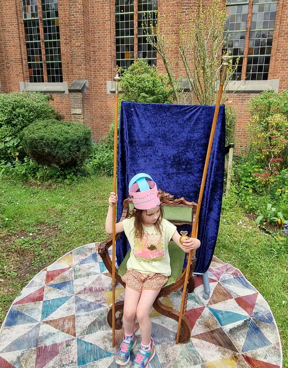 Enjoyed the <a href="/ukinnl/">UK in NL 🇬🇧🇳🇱</a>'s CommuniTEA to celebrate the #Coronation2023 - cake, tea and the chance to pose with homemade paper crowns and orb 🌞 🎂💐🎉