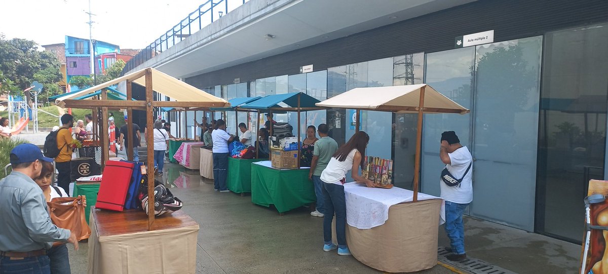 danimelma's tweet photo. #Medellín ¡Alistando!

Hoy en la UVA La Armonía de mi #Comuna3 #Manrique,  desde el Equipo de Discapacidad acompañamos la Feria de Emprendimiento de Personas con Discapacidad, organizado por el Comité de Inclusión de #Manrique 

#Hagale #SinMiedo 
#SerCapaz #SePuede https://t.co/R9fG078gR6