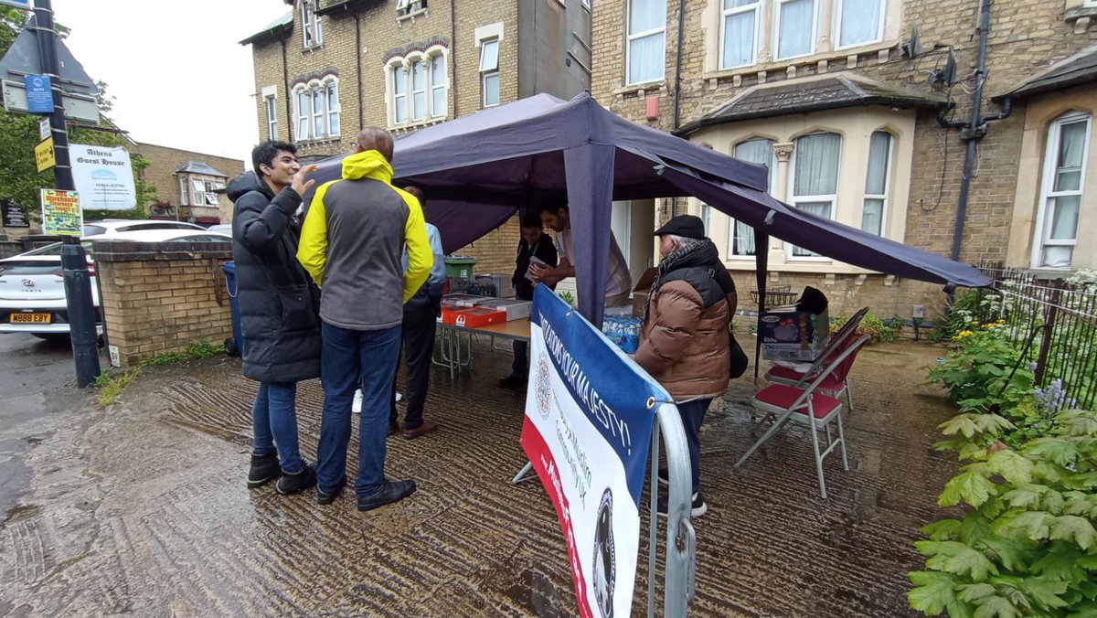 AMYA_Oxford's tweet photo. Ahmadiyya Muslim Association invites everyone to join us on Cowley Road #Oxford this afternoon in celebration for #KingCharlesCoronation  

Foods and drinks on us!

#MuslimsForHumanity #OneBritian #Monarchy #SaturdayMotivation https://t.co/32zcr6ScIC