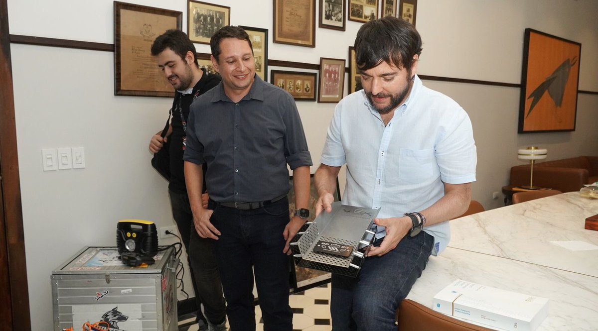jaimepumarejo's tweet photo. En vivo y en directo: el mejor diseño en robótica del mundo, con sello joven y barranquillero de la Fundación IQ. Pude felicitarlos personalmente y ratificarles el apoyo para los sueños que vienen, así como los impulsamos para competir y triunfar en Dallas. https://t.co/fICVCnvLAf