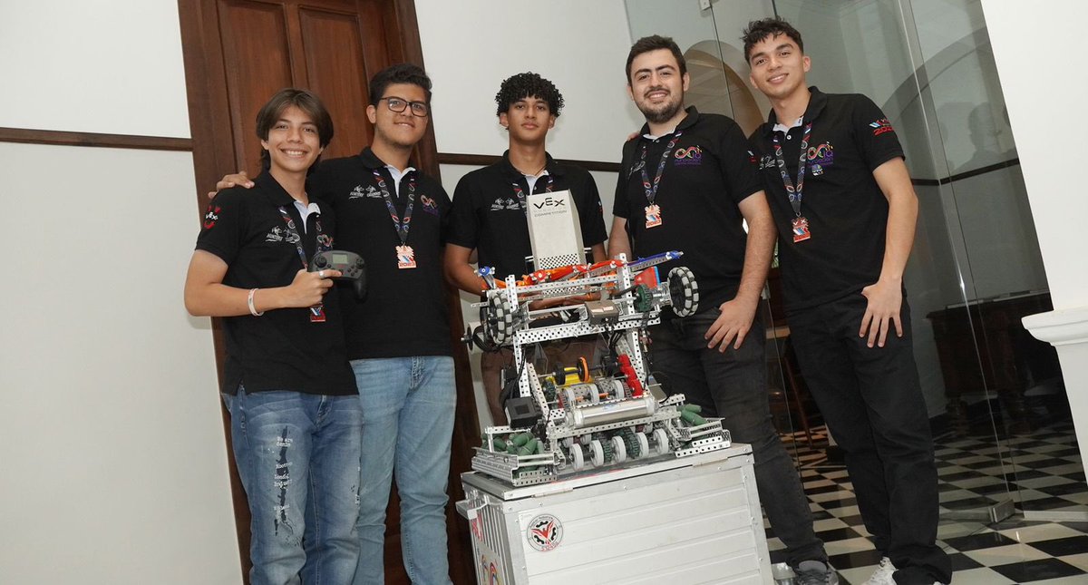 jaimepumarejo's tweet photo. En vivo y en directo: el mejor diseño en robótica del mundo, con sello joven y barranquillero de la Fundación IQ. Pude felicitarlos personalmente y ratificarles el apoyo para los sueños que vienen, así como los impulsamos para competir y triunfar en Dallas. https://t.co/fICVCnvLAf