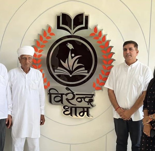 वाह चौधरी हेमाराम जी 

जहाँ आजकल नेताओं पर घोटालों , रिश्वतख़ोरी व अवैध क़ब्ज़ो के आरोप लगते  वही आपने 

अपनी 30 करोड़ की ज़मीन अपने स्वर्गीय पुत्र कि याद में दान देकर उसपर लगभग 20 करोड़ से सर्वसमाज के विद्यार्थियों के लिये बहुमंज़िला हॉस्टल ( वीरेंद्र धाम ) बना कर 
1/2