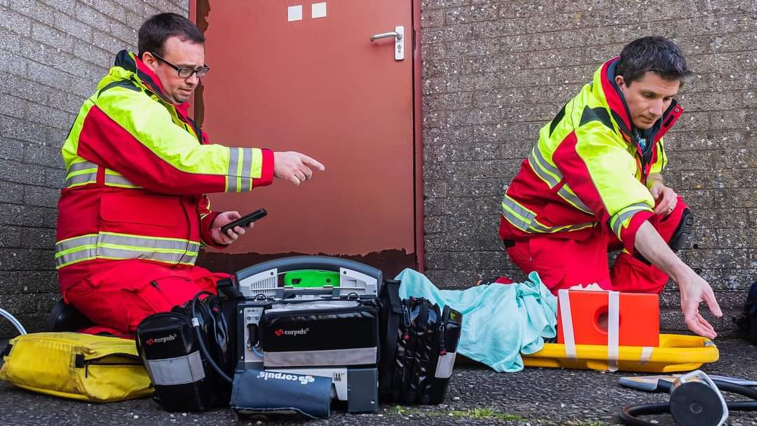 Yesterday I switched the green for red to undertake a #voluntary shift with @MEDSERVEWales providing an enhanced care capability on behalf of @WelshAmbulance for the people of South #wales. Working with @TimAustin87. @BASICS_HQ #medicine #community #volunteer #volunteermedics