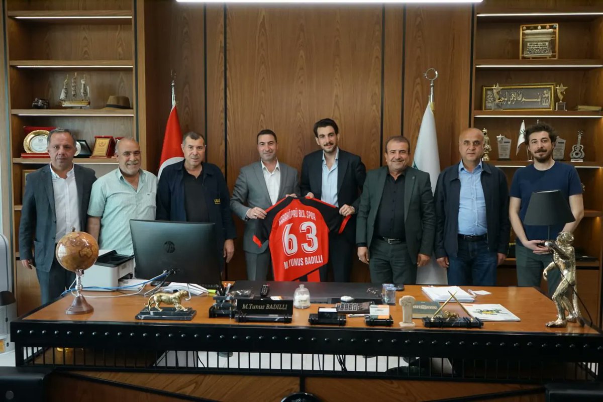 Karakopruresmi's tweet photo. Kulüp Başkanımız Mustafa Aslan ve yönetim kurulu üyelerimiz, İş İnsanı M.Yunus Badıllı'yı ziyaret ederek kulübümüze verdiği destekler için teşekkür edip forma hediyesinde bulundular.

#KaraköprüBelediyespor https://t.co/ghfw5SqvyZ