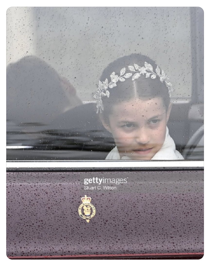 faheyyounger's tweet photo. Nothing says of the people, for the people more than a primary school kid in a diamond headband. 
#Coronation https://t.co/nJumPmuFJu