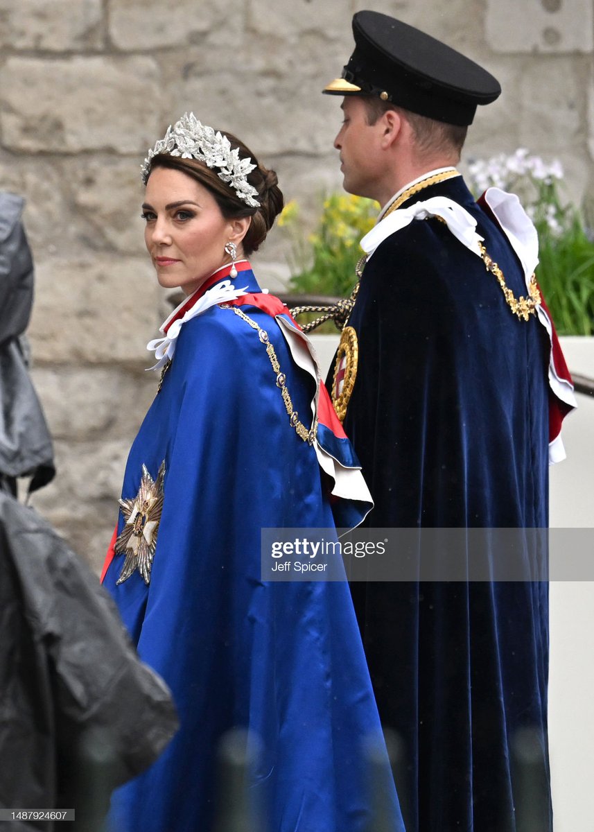 RoyalSourceFR's tweet image. Le Prince et la Princesse de Galles avec la Princesse Charlottes et le Prince Louis sur le parvis de l'Abbaye de Westminster. #Coronation