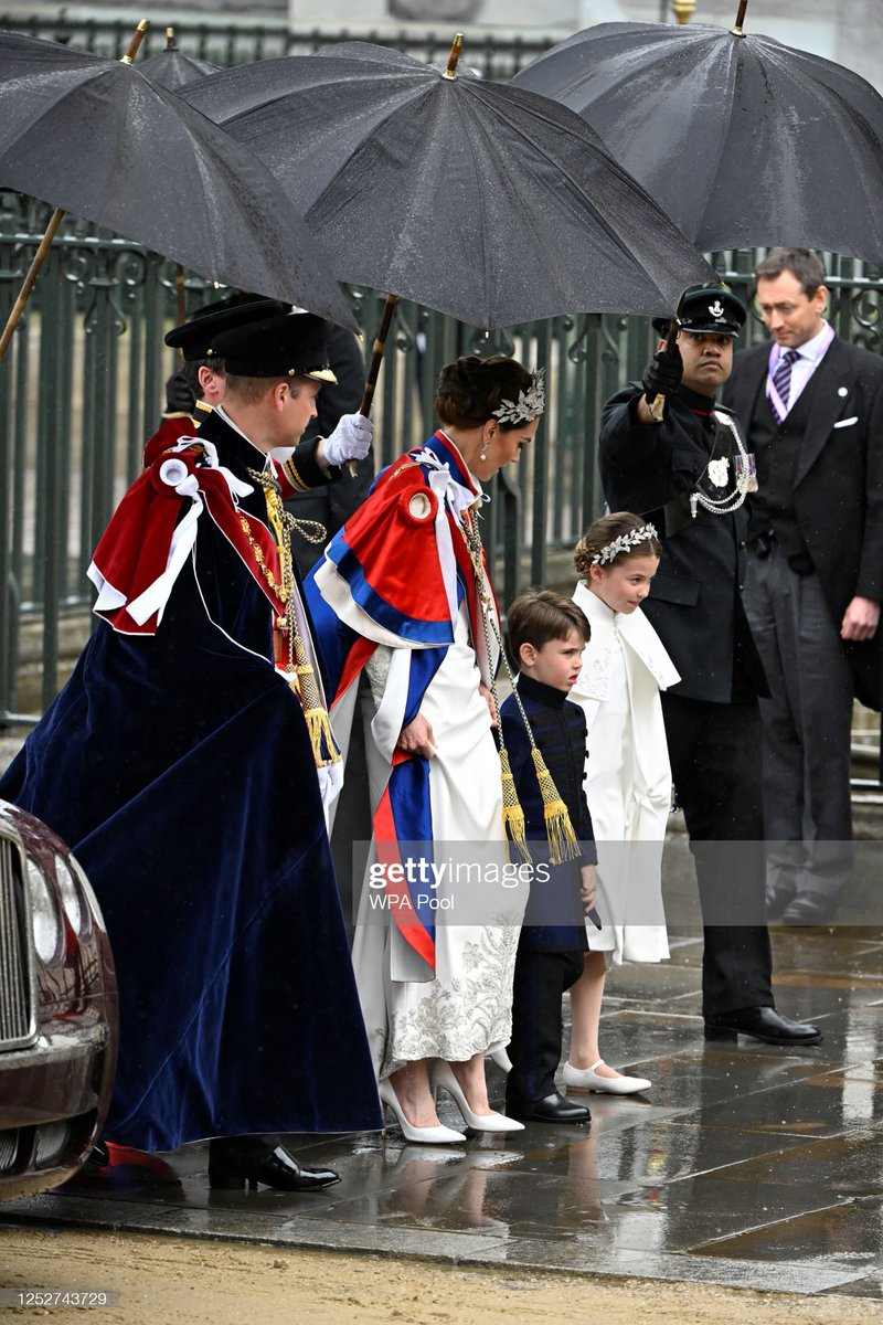 RoyalSourceFR's tweet image. Le Prince et la Princesse de Galles avec la Princesse Charlottes et le Prince Louis sur le parvis de l'Abbaye de Westminster. #Coronation