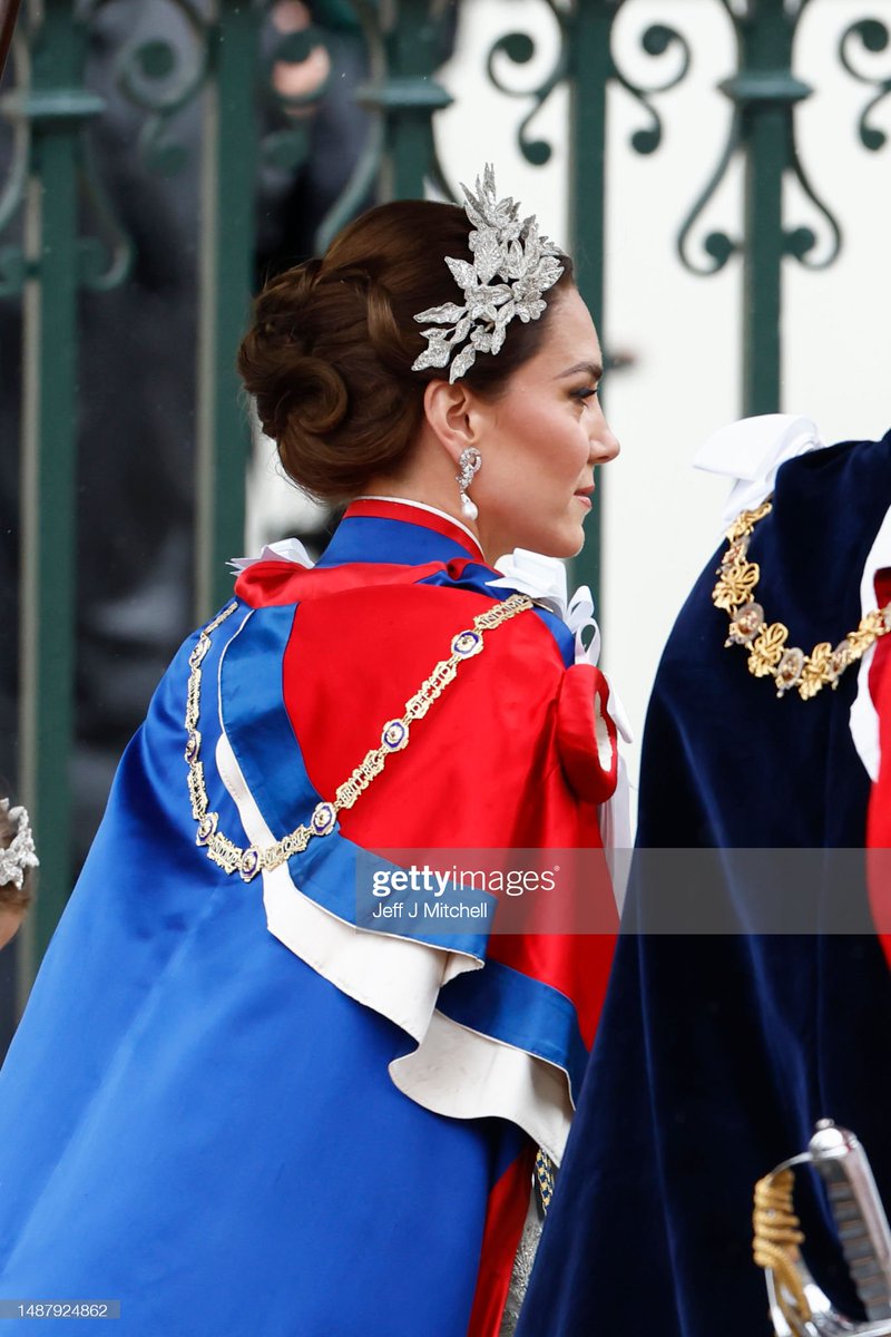 RoyalSourceFR's tweet image. Le Prince et la Princesse de Galles avec la Princesse Charlottes et le Prince Louis sur le parvis de l'Abbaye de Westminster. #Coronation