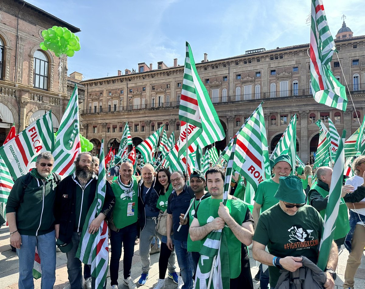 FIMCISLROMAGNA's tweet photo. #Bologna #6maggio #CgilCislUil #piazzamaggiore
Questa mattina migliaia di #lavoratori, #lavoratrici, #pensionati e #pensionate, si sono dati appuntamento a Bologna per rivendicare le richieste presentate da #CgilCislUil
#fimcislromagna https://t.co/bSy8ywWqbD