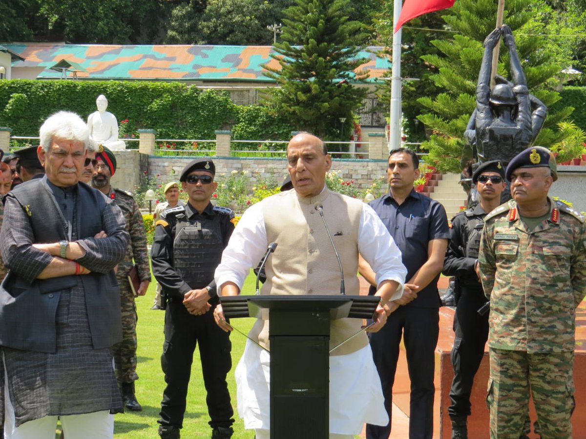 rajnathsingh's tweet photo. Visited the Army Base Camp in Rajouri, J&amp;K today. Reviewed the operational capabilities and security situation along the border. Also, interacted with the brave soldiers of the Indian Army. India salutes their devotion towards protecting our motherland. https://t.co/dqya9VppAi