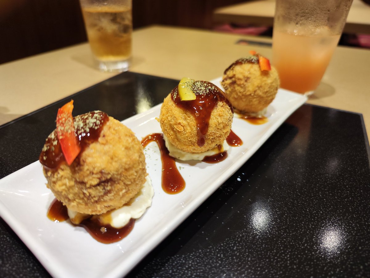 SakeTsunashima's tweet photo. 夜は、桜坂さんで。
名物の里芋コロッケと、サクラハイボール
里芋のねっとりホクホクが、カリッとした衣で包まれてます。何処となくたこ焼き感もあって��お酒進む！
#綱島 #桜坂 #里芋コロッケ #サクラハイボール https://t.co/4Op9oeeWgA