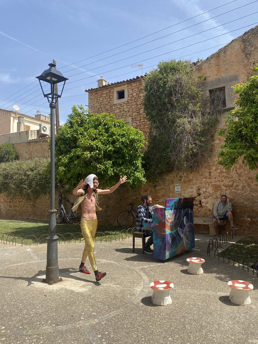 mcaliteraria's tweet photo. #ProjecteInfinit és cada dia diferent, es mou d’un lloc a un altre empenyent un piano amb rodes, no s’acaba mai…
6/5: 12 h Santanyí | 19 h Portocolom
7/5: 12 h Felanitx | 18.30 h Colònia de Sant Pere
Veniu?
#versud #poeteca #mallorcaliterària #fundacióbaleària https://t.co/s74CG5e4xt