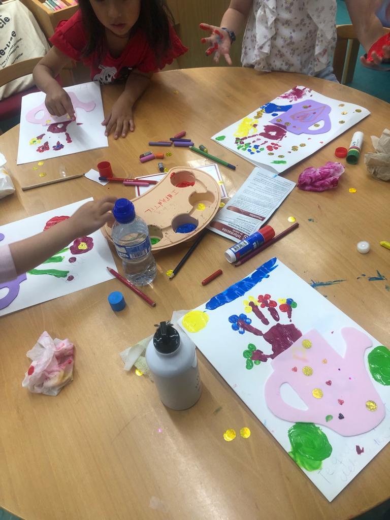 BPECuenca's tweet photo. 👦👧 Esta mañana, los peques del #ClubDeLectura #Prelectores han hecho una tarjeta de felicitación para regalársela a sus mamás por el #DíaDeLaMadre 💝
Jenny les prepara unas actividades con las que se lo pasan bomba 🥳
@encuentada #ActividadesEnLaBiblioteca https://t.co/rtkHjDjDBi