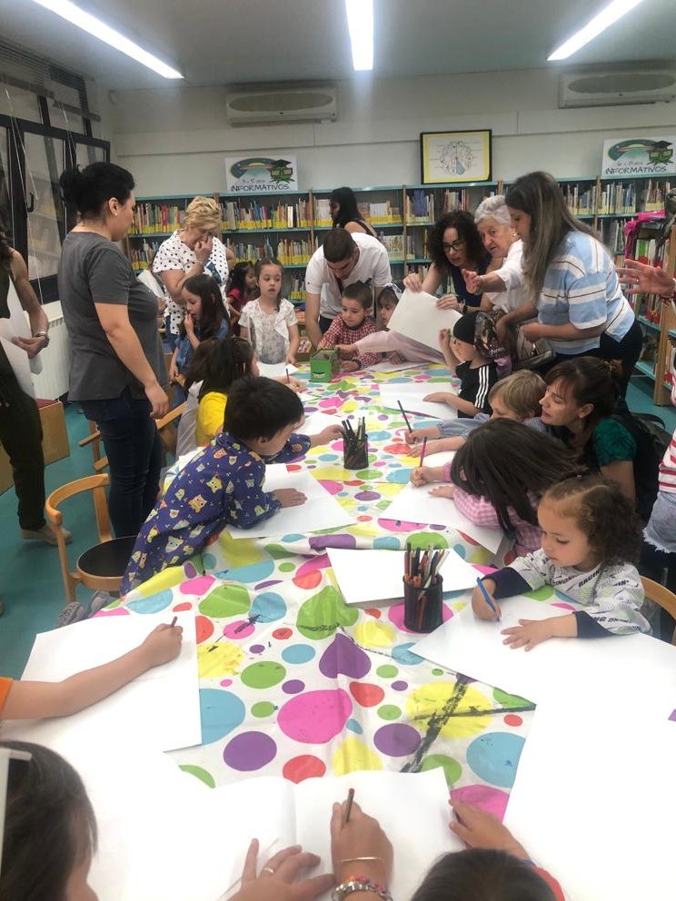 BPECuenca's tweet photo. 👦👧 Esta mañana, los peques del #ClubDeLectura #Prelectores han hecho una tarjeta de felicitación para regalársela a sus mamás por el #DíaDeLaMadre 💝
Jenny les prepara unas actividades con las que se lo pasan bomba 🥳
@encuentada #ActividadesEnLaBiblioteca https://t.co/rtkHjDjDBi