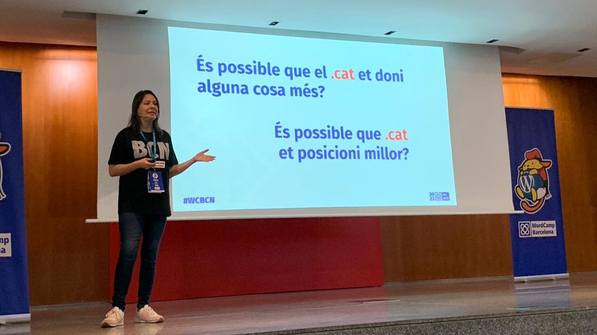 accentobert_'s tweet photo. Algunes imatges de la xerrada de la nostra companya Beatriz Guzmán @pitizgb a la @WCBCN parlant sobre el posicionament del domini .cat. https://t.co/ocAG4bepDl