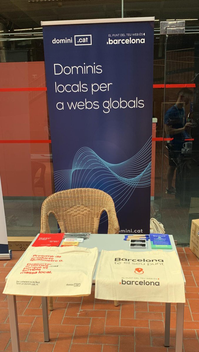 accentobert_'s tweet photo. Algunes imatges de la xerrada de la nostra companya Beatriz Guzmán @pitizgb a la @WCBCN parlant sobre el posicionament del domini .cat. https://t.co/ocAG4bepDl